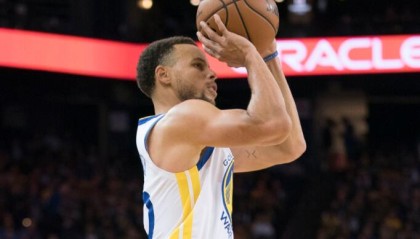  库里常规赛总三分球破千  