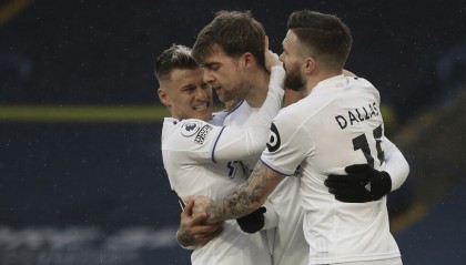  热刺防线送礼不断，利兹联逆转取胜终结五轮不胜  