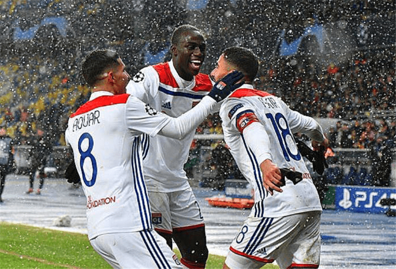  洛里昂高空轰炸战术收获两粒头球制胜